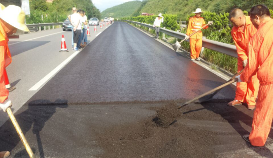 G5京昆高速廣陝段路面(miàn)加鋪抗滑磨耗層工程正式開(kāi)工