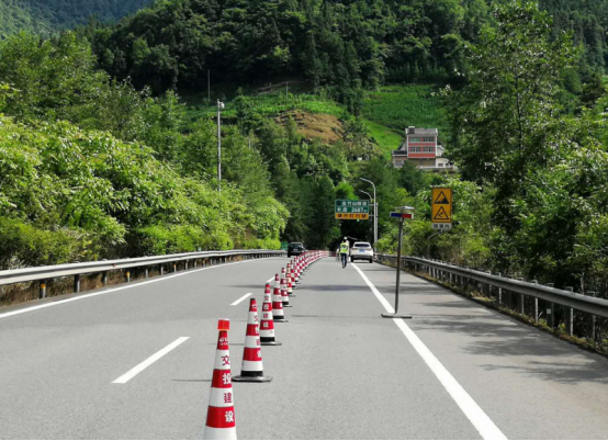 G65包茂高速達陝路金竹山隧道(dào)上行路面(miàn)抗滑處治工程正式進(jìn)場施工