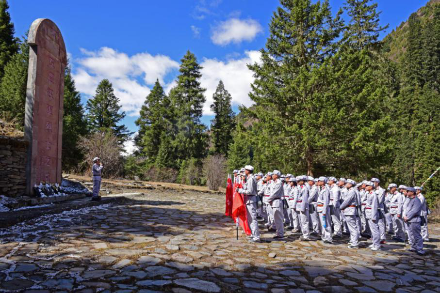 海拔3500米，沿著(zhe)久馬高速重走紅軍長(cháng)征路 ——四川交建黨史學(xué)習教育紀實