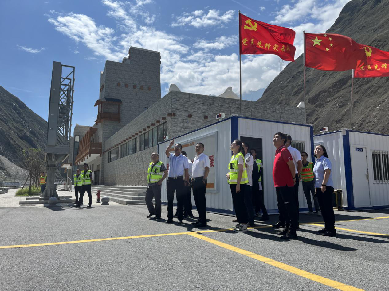 四川路橋黨委委員、交建集團黨委書記、董事(shì)長(cháng)張航川赴汶馬高速公路通化1号隧道(dào)進(jìn)口段紅線外崩滑施工現場調研指導