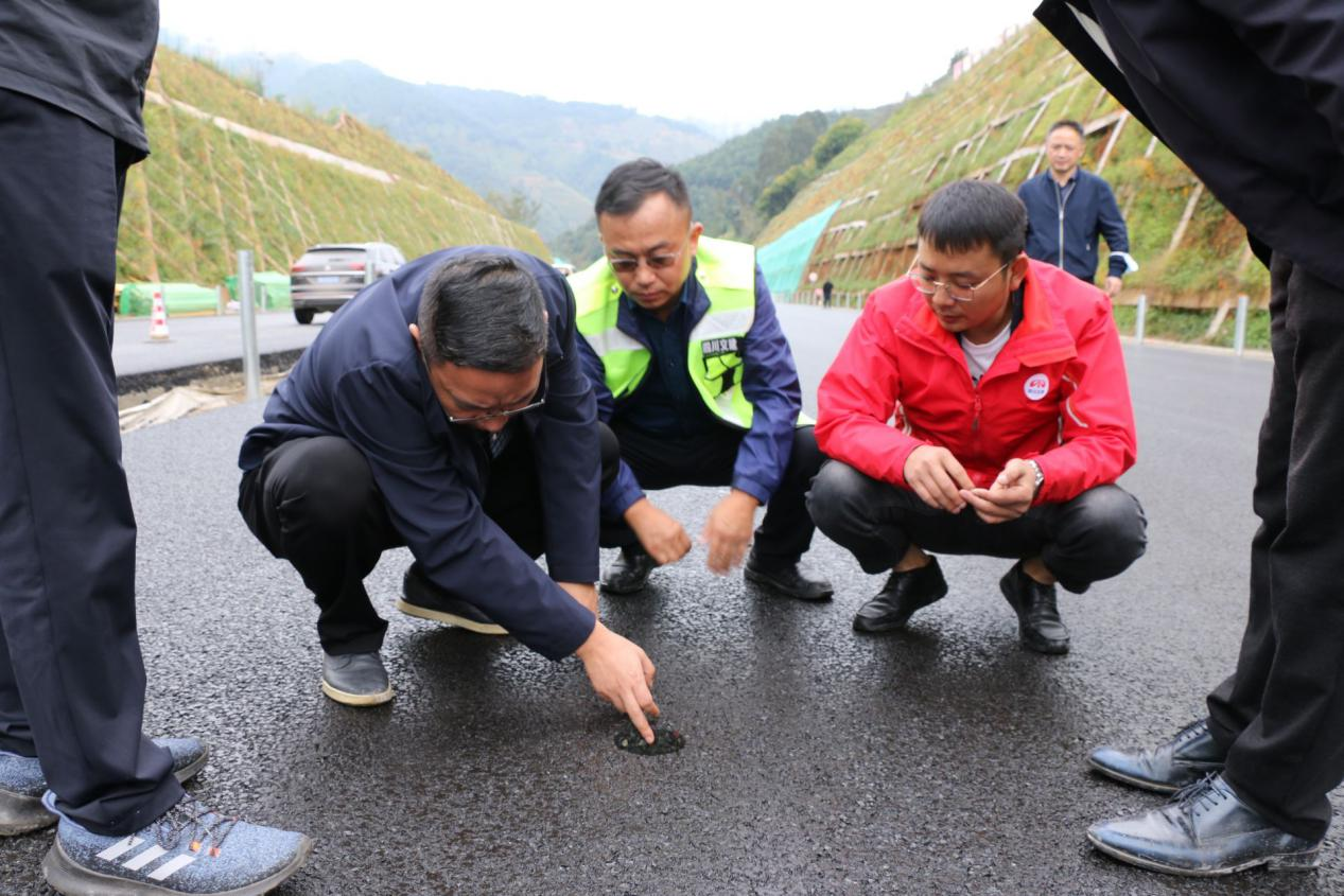 省交通運輸廳工程質檢局副局長(cháng)包傑一行赴德會高速項目現場觀摩無人攤鋪技術