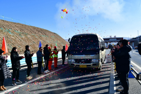 交建集團高路建築公司承建的G0615線久治(川青界) 至馬爾康段高速公路阿壩縣50公裡(lǐ)房建工程阿壩收費站通車