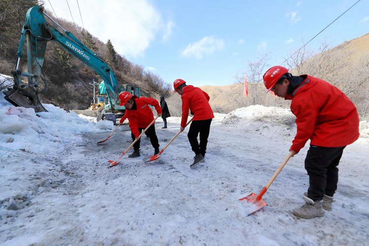 久馬TJ5項目部齊力鏟雪除冰守護平安助力複工複産