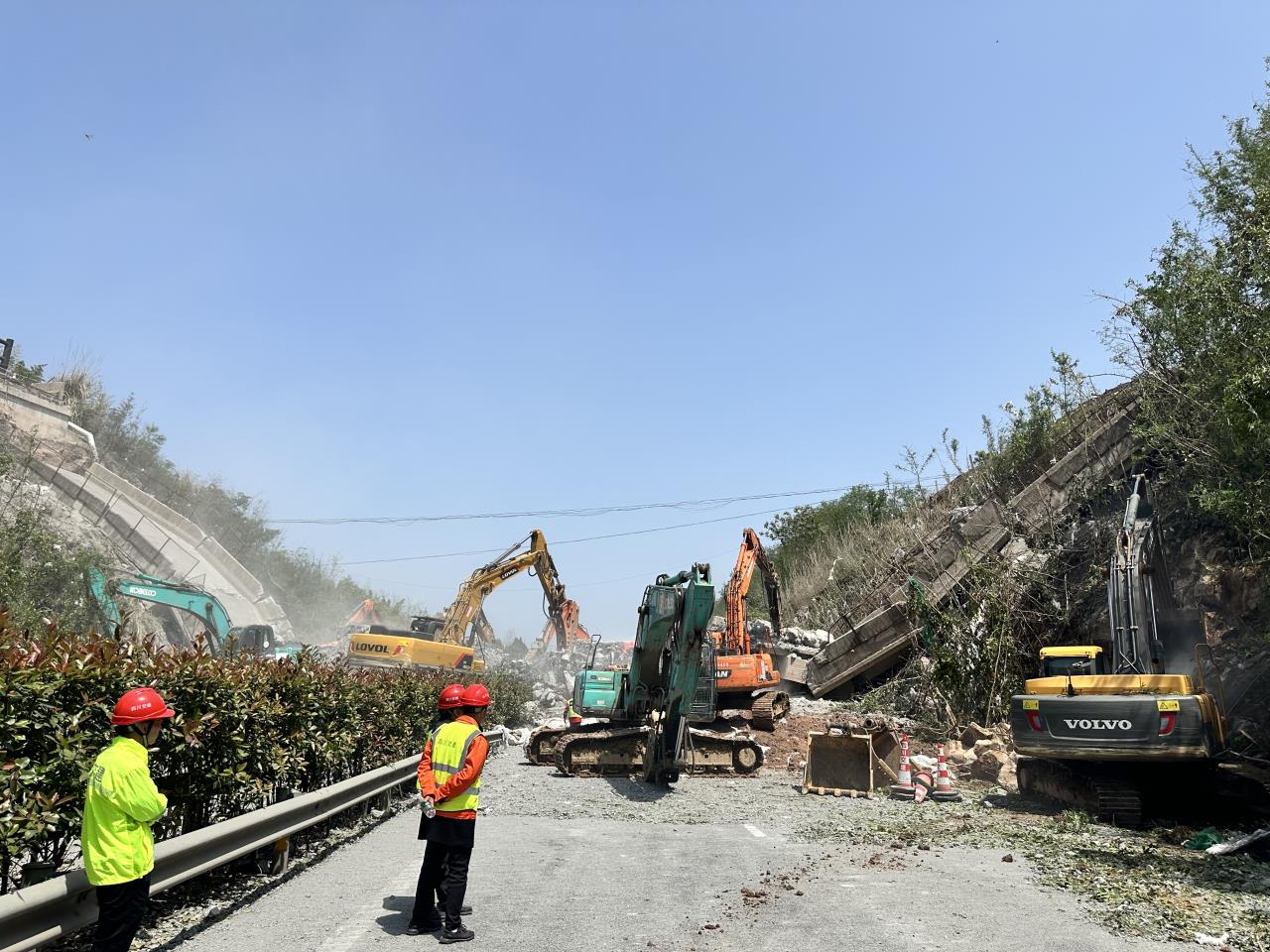 廣南高速公路K708+600跨線車行天橋成(chéng)功實施爆破拆除