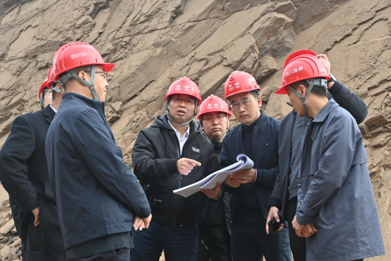 交建集團總工程師于志兵一行赴青川建峰灰岩礦項目檢查安全生産工作