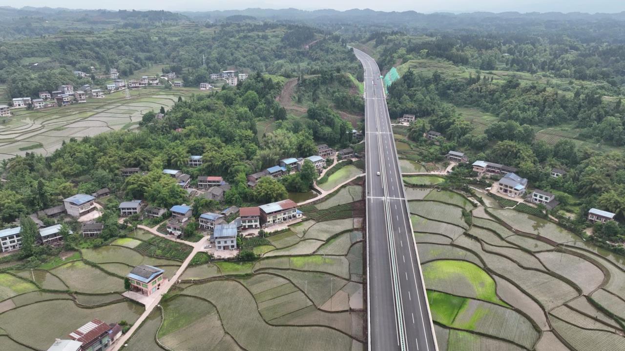 主線路面(miàn)完工！川渝高速大通道(dào)開(kāi)梁高速（四川境）通車在即