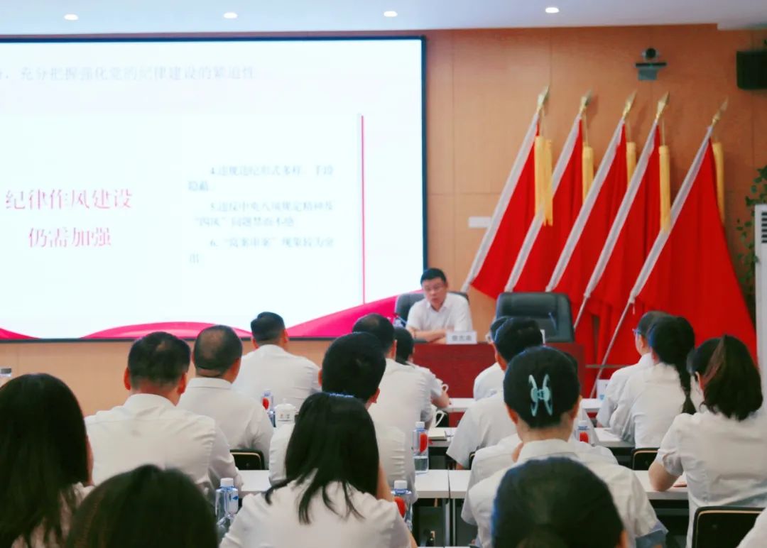 交建集團黨委書記、董事(shì)長(cháng)章志高赴基層黨建聯系點講授紀律黨課