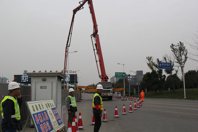 省交投集團董事(shì)長(cháng)朱以莊檢查指導建設公司繞城收費站BFGZ-1合同段改造工程工作